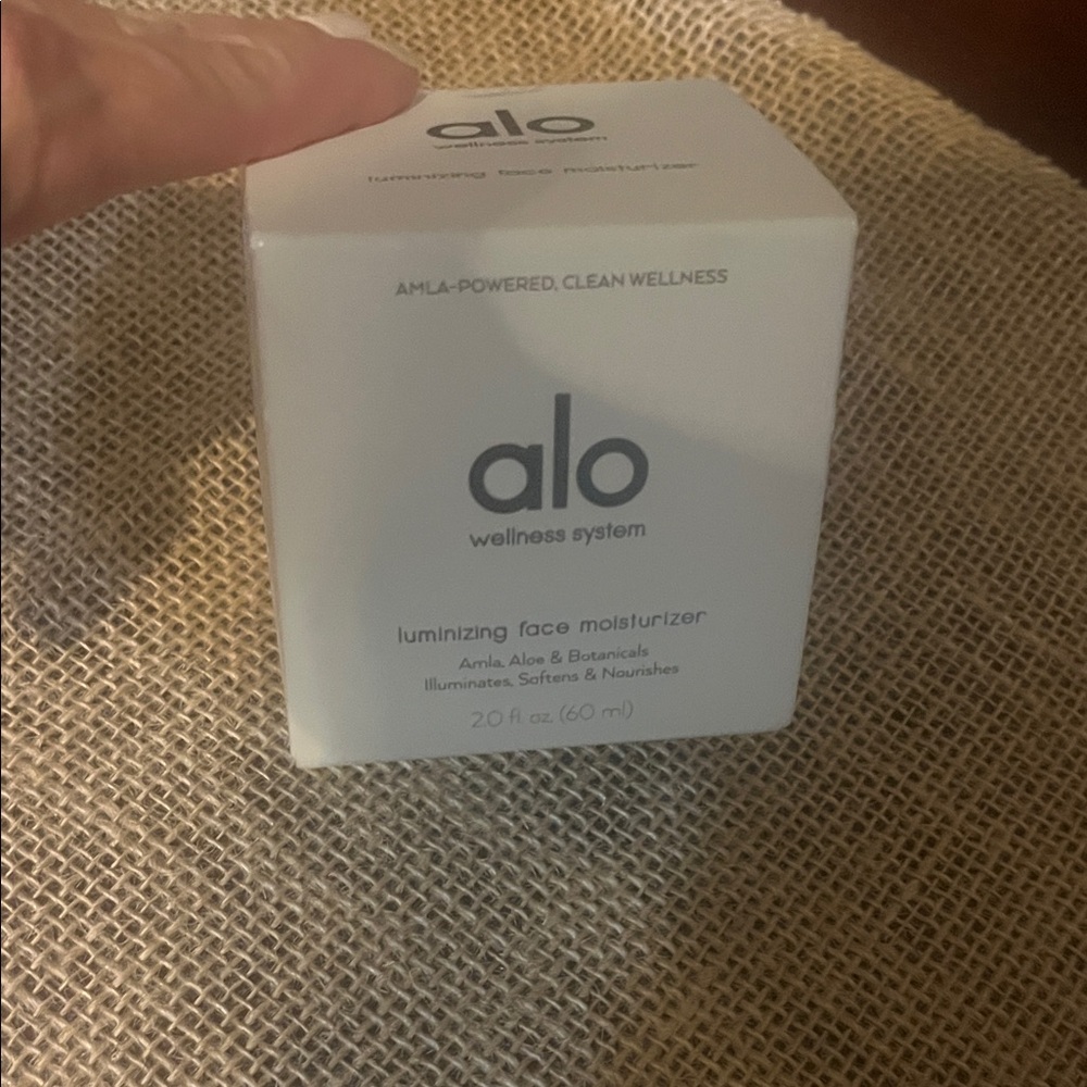 ALO Yoga Luminizing Face Moisturizer - White